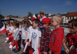 Przedszkolaki słuchają hymnu Polski